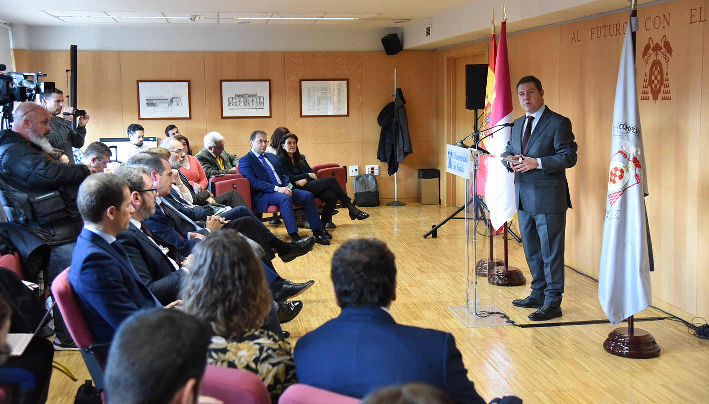 Page, durante su reunión con el alcalde de Guadalajara, Alberto Rojo; y el rector de la Universidad de Alcalá de Henares (UAH), José Vicente Saz.