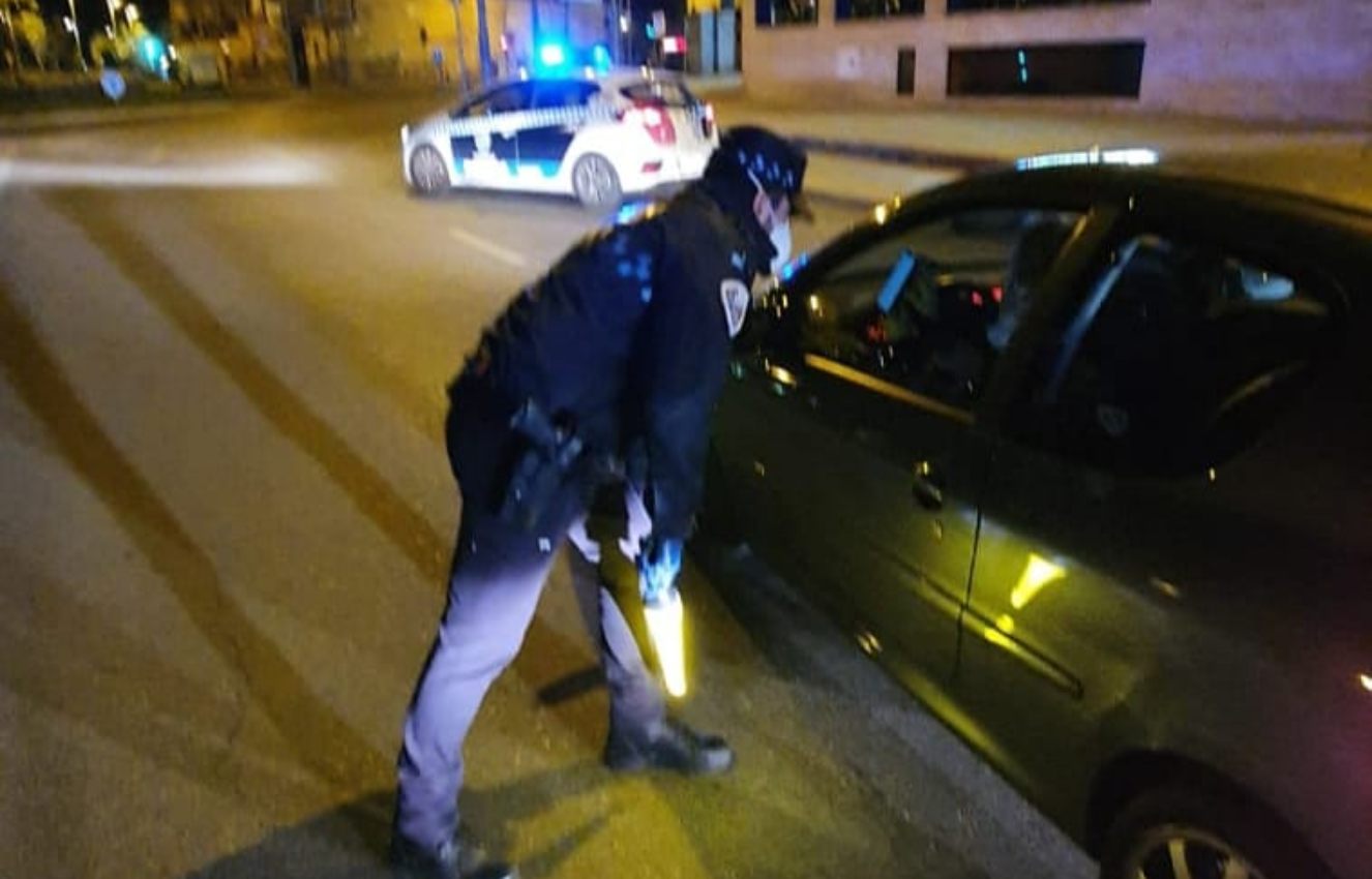 Un policía local de Toledo durante el estado de alarma.