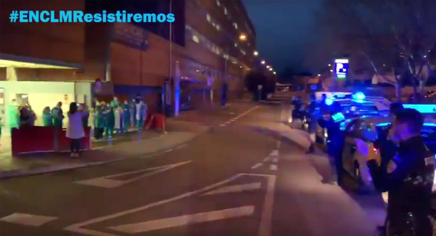 Aplausos mutuos entre los agentes de la Policía Local de Toledo y los sanitarios del hospital Virgen de la Salud. #ENCLMresistiremos!!!