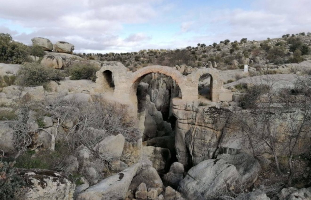 El Puente Romano "La Canasta" en San Martín de Montalbán.