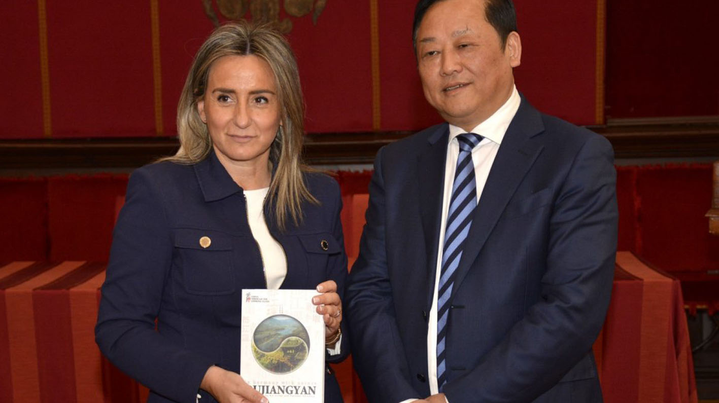 Milagros Tolón y He Weikai, alcalde de la ciudad china de Dujiangyan, en abril de 2019, cuando firmaron el protocolo del inicio de los trámites para el hermanamiento entre los dos municipios.