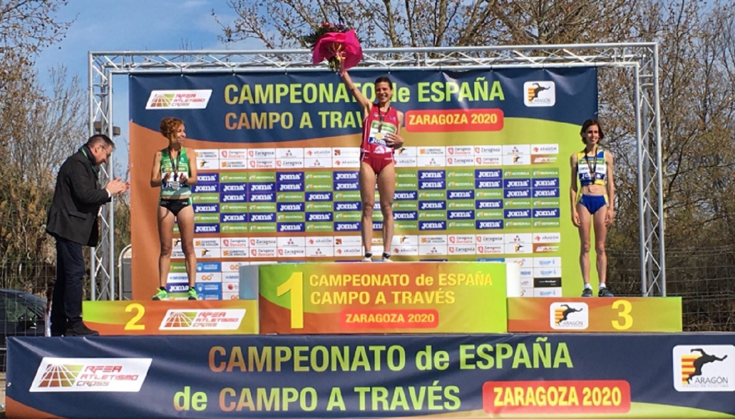 Irene Sánchez-Escribano en lo alto del podio del Campeonato de España disputado en Zaragoza.