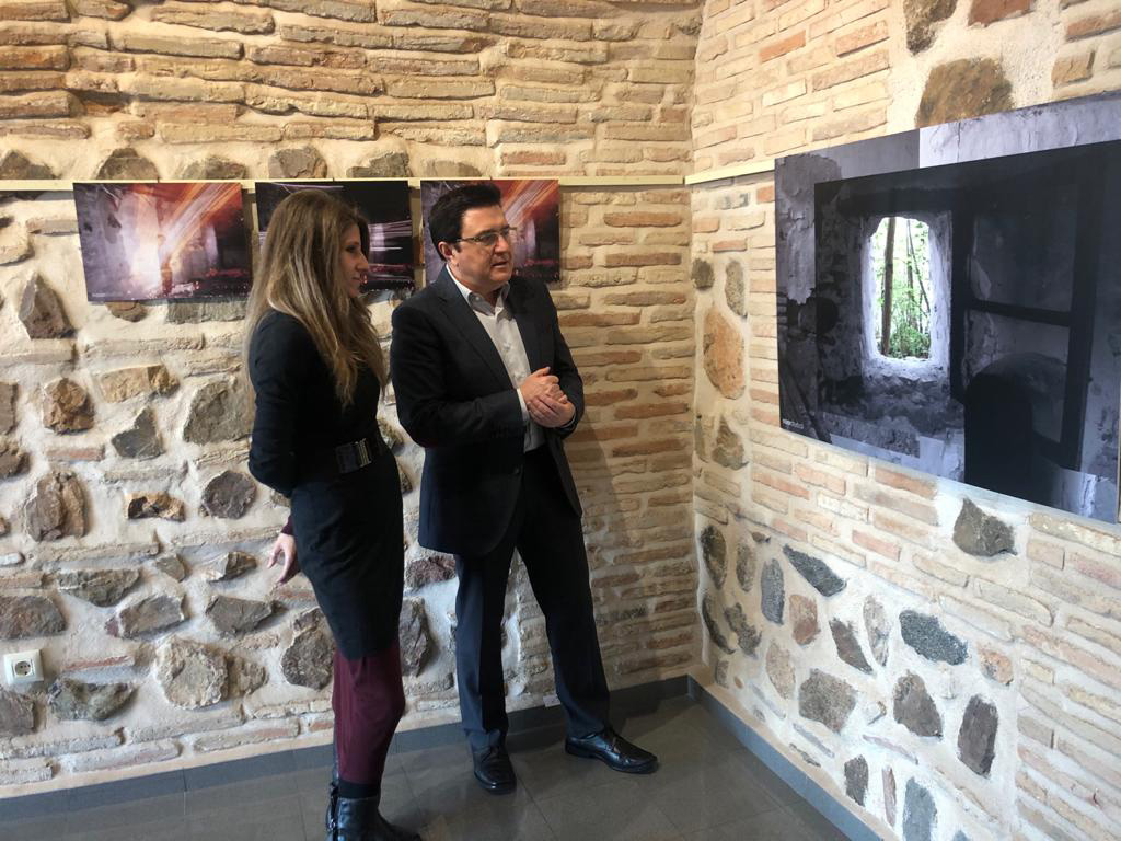 El concejal de Cultura de Toledo ha visitado la exposición de Noor Shurbaji.