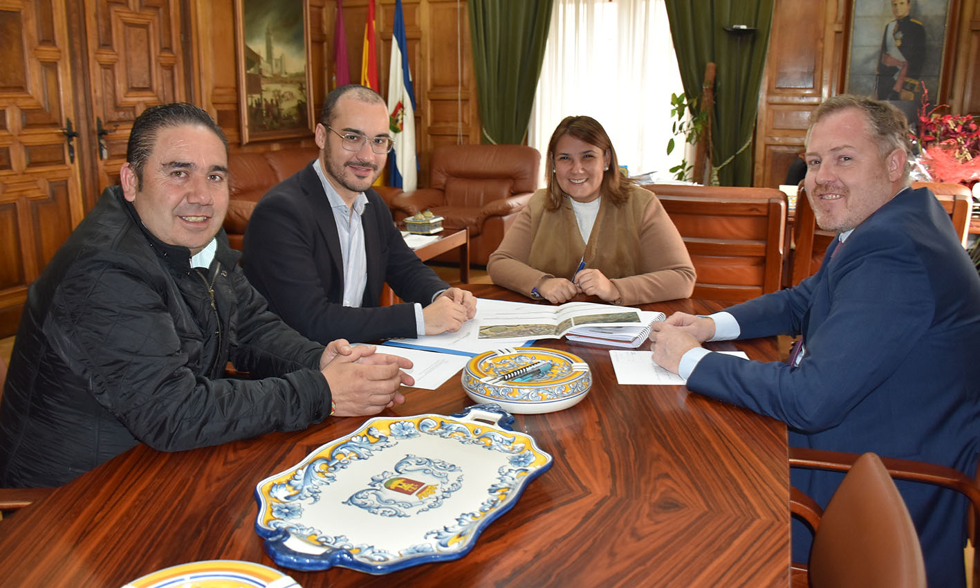 Tita García Élez, junto a los alcaldes de Cazalegas y Pepino.