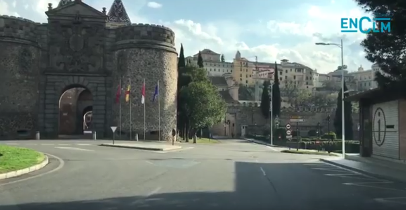 La Puerta de Bisagra y alrededores, sin coches. Una imagen inédita en Toledo.
