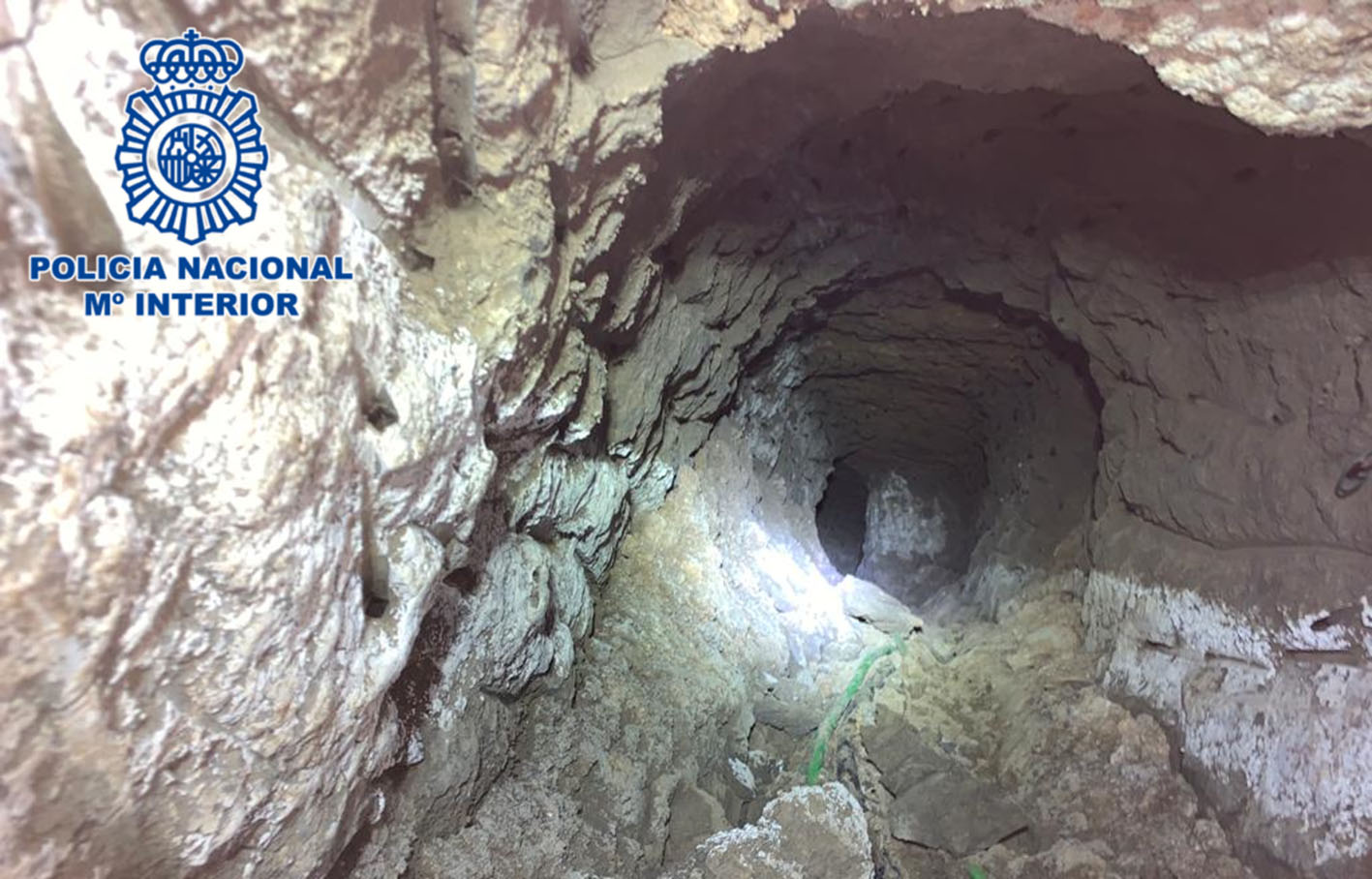 La organización criminal había abierto un túnel de unos 10 metros de longitud por el que iba una conexión ilegal a la red eléctrica.