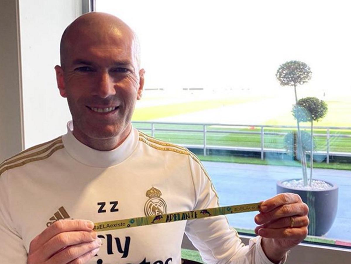 Zidane, con la pulsera de AdelanteCLM