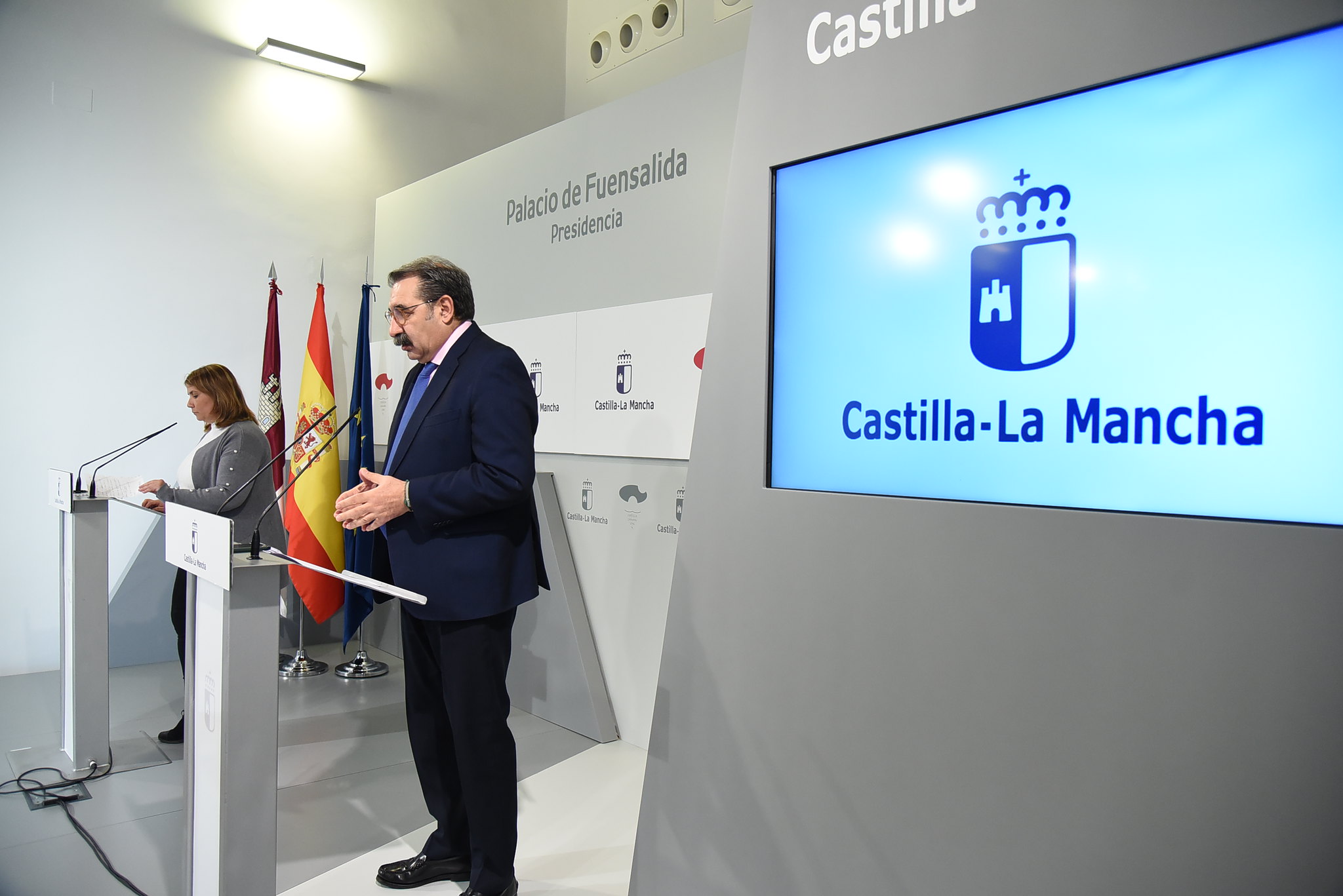Jesús Fernández Sanz, consejero de Sanidad, y Tita García Élez, presidenta de la Femp CLM.