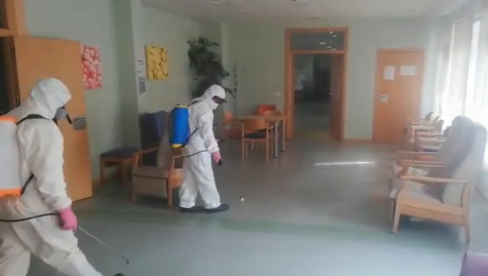 Personal de Geacam desinfectando residencias