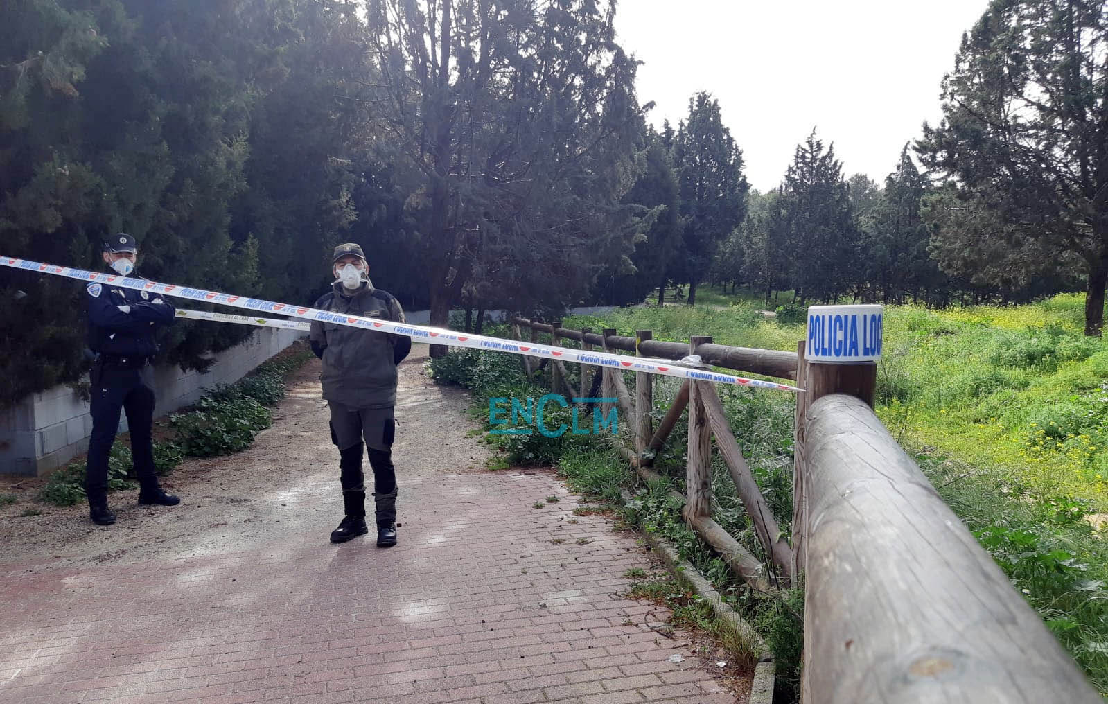 El acceso al parque de la Fuente del Moro, en Toledo, precintado esta mañana por la Policía Local y los Agentes Medioambientales.