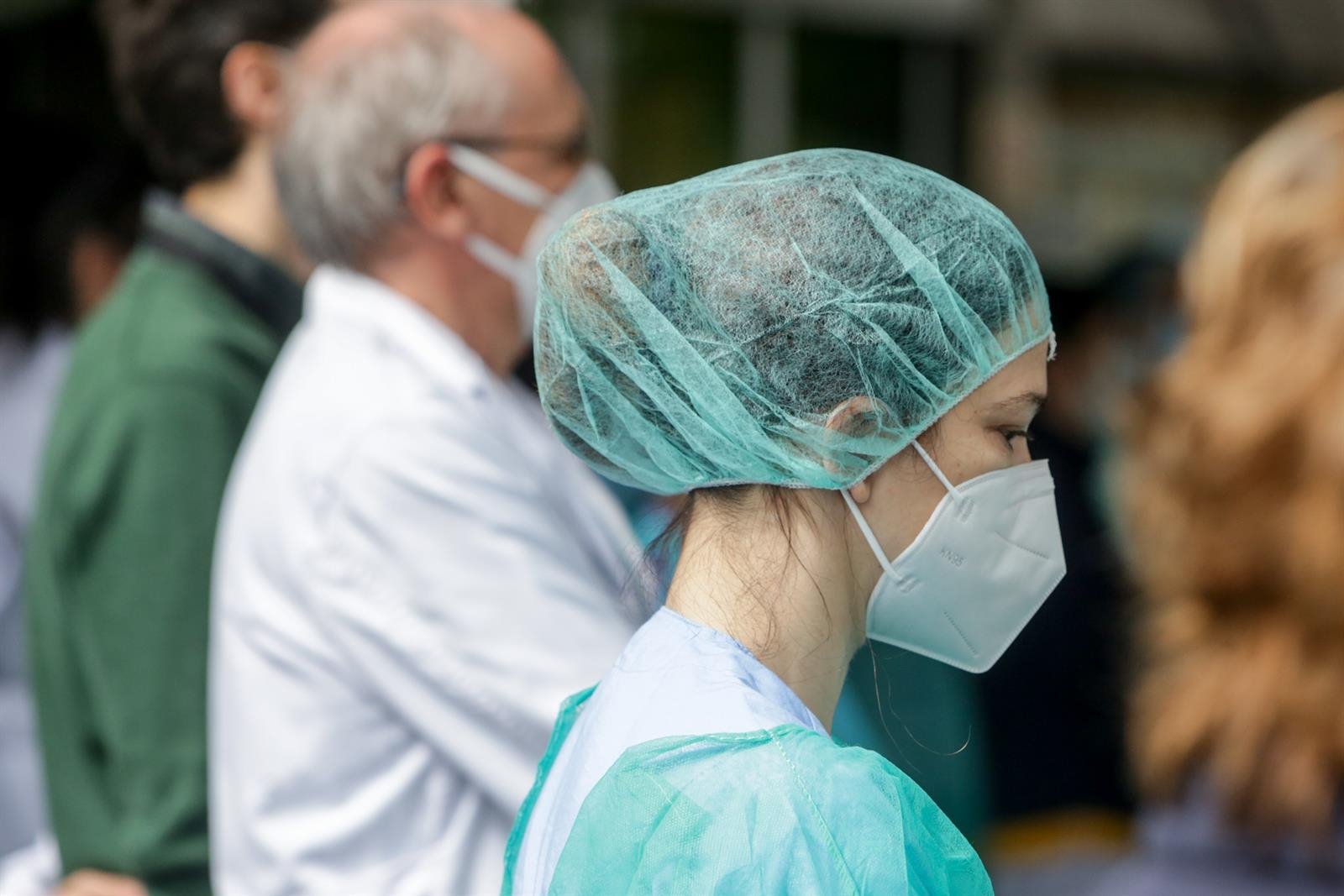 Una sanitaria del Hospital Severo Ochoa de Leganés durante el homenaje al enfermero de quirófano de 57 años fallecido por Covid-19.