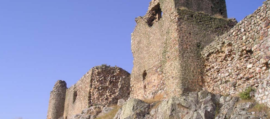 Castillo de Peñas Negras, en Mora, que ha entrado en la Lista Roja del Patrimonio.