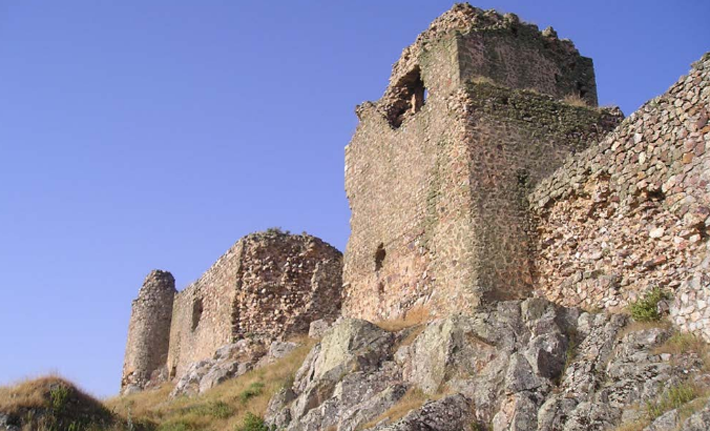 Castillo de Peñas Negras, en Mora, que ha entrado en la Lista Roja del Patrimonio.