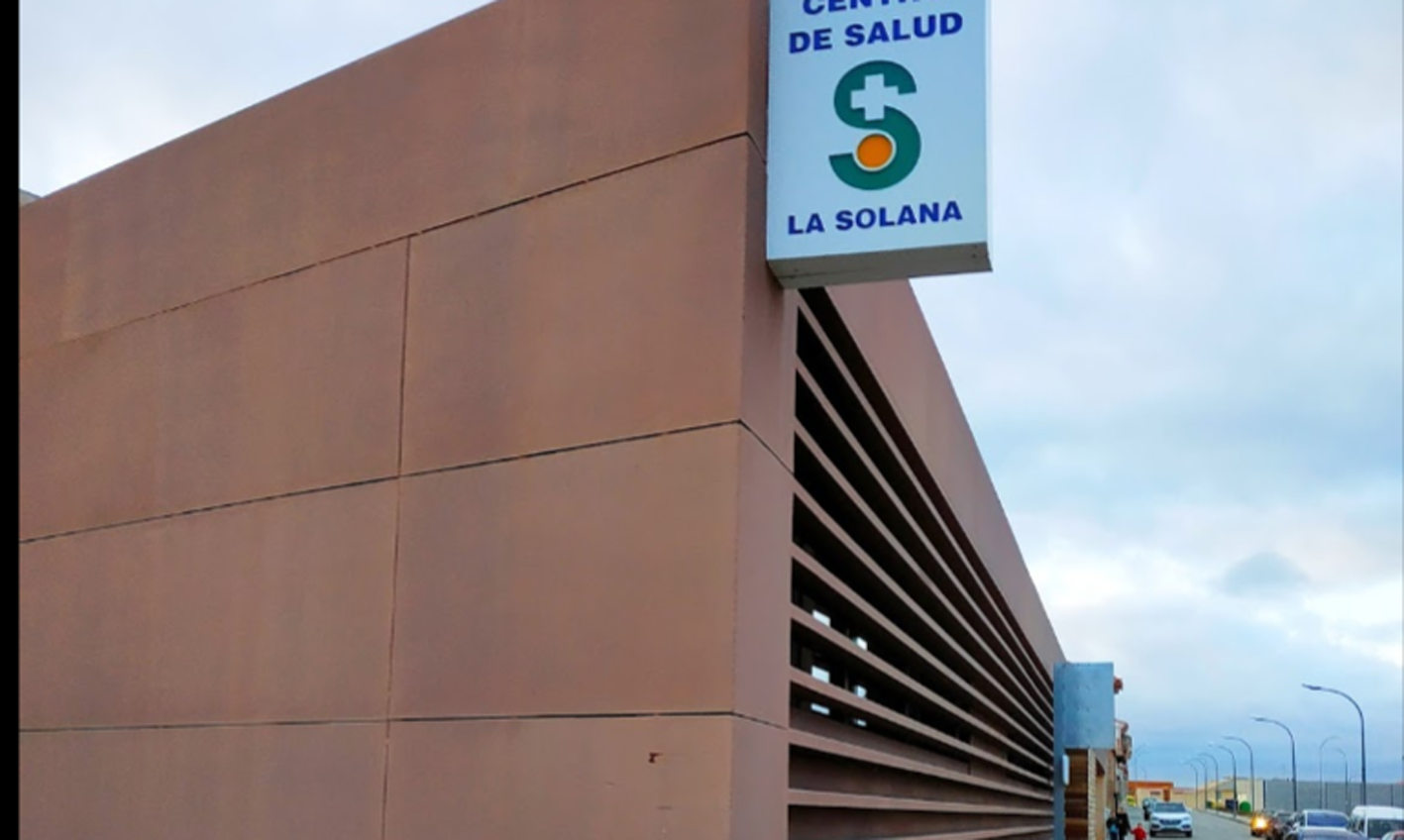 Centro de Salud de La Solana, donde ejercía el médico fallecido.