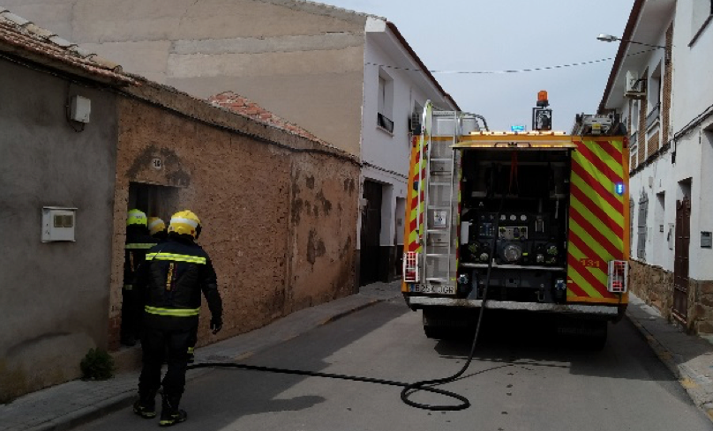 Al final parte del techo se derrumbó, pero el padre y la hija fueron rescatados por la Policía Local.