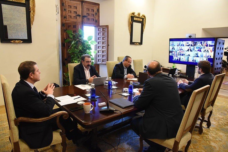 Conferencia entre Pedro Sánchez y los presidentes regionales. En la imagen: Emiliano García-Page,, José Luis Martínez Guijarro, Jesús Fernández Sanz, Juan Alfonso Ruiz Molina y Nacho Hernando.