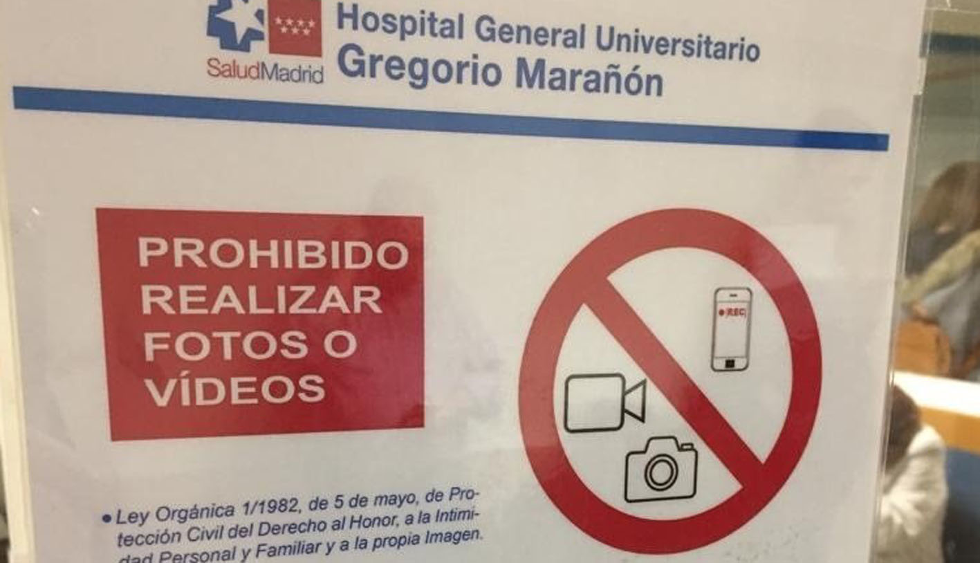 Cartel en el hospital Gregorio Marañón, en Madrid, donde se prohibe grabar imágenes y realizar fotos.