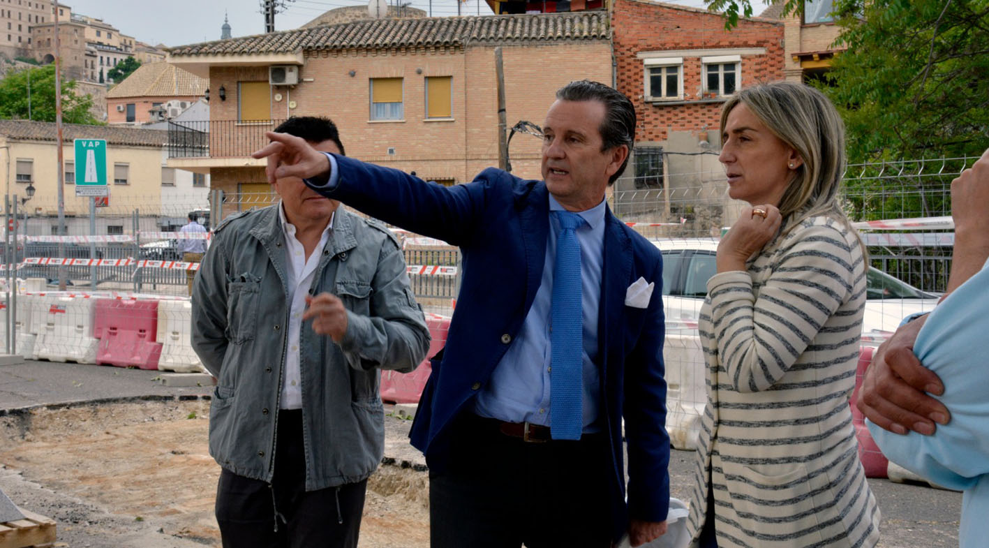 Ignacio Álvarez, arquitecto municipal de Toledo, junto a la alcaldesa de la capital regional, Milagros Tolón.