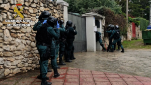 Momento en el que agentes de la Guardia Civil entran en una de las viviendas donde estaba la droga.