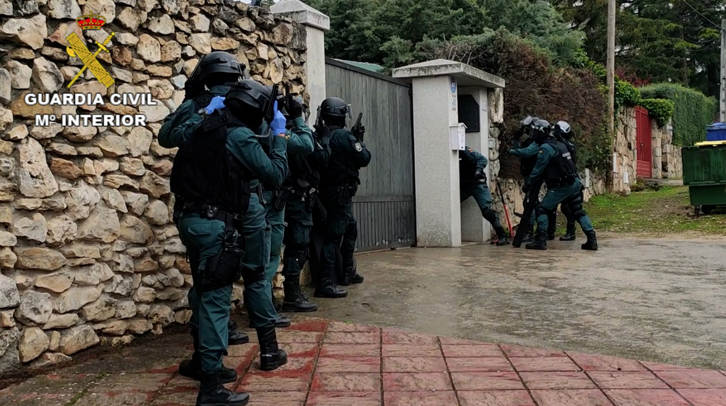 Momento en el que agentes de la Guardia Civil entran en una de las viviendas donde estaba la droga.