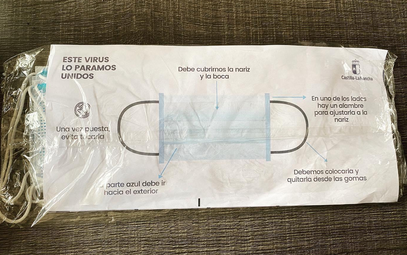 Cinco mascarillas como esta recibirá en su domicilio en los próximos días.