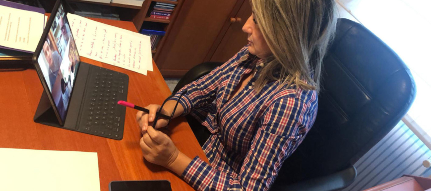 Milagros Tolón, alcaldesa de Toledo, durante la videoconferencia con los portavoces de los grupos políticos con representación en el Ayuntamiento.