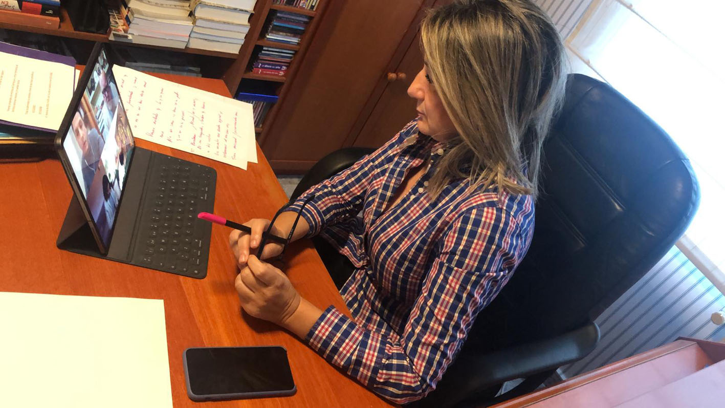 Milagros Tolón, alcaldesa de Toledo, durante la videoconferencia con los portavoces de los grupos políticos con representación en el Ayuntamiento.