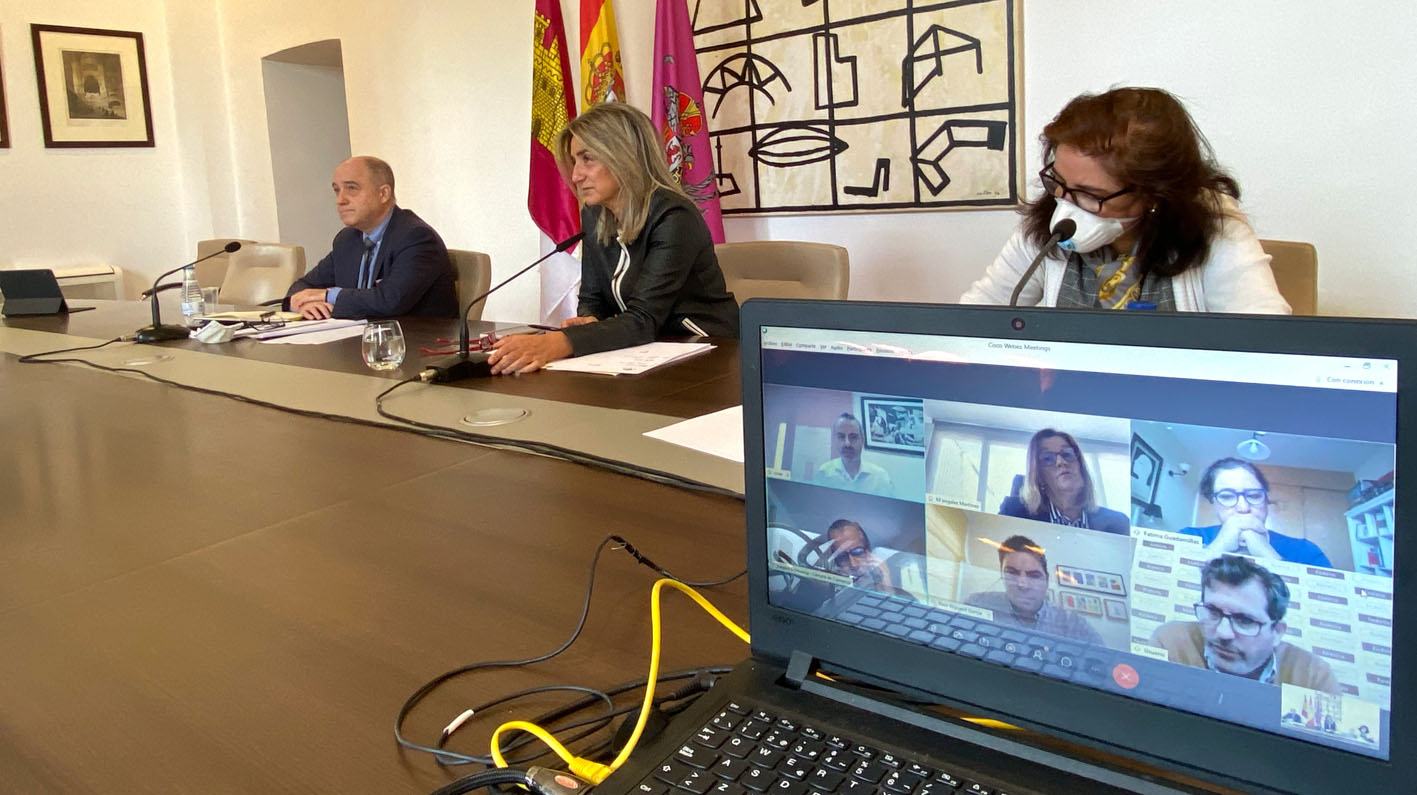 Milagros Tolón y algunos de sus concejales, junto a algunos de los representantes económicos y sociales de Toledo.