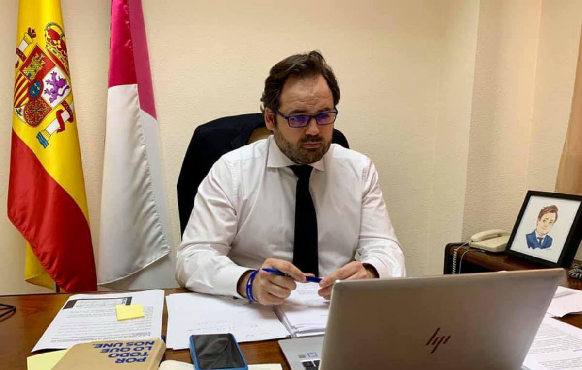 Paco Núñez durante la videoconferencia con el presidente de CLM.