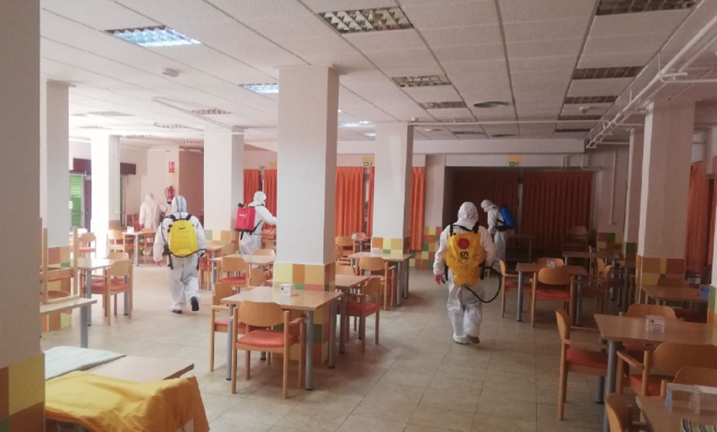 Efectivos de Geacam desinfectan la residencia Núñez de Balboa de Albacete, una de las más afectadas por el coronavirus Covid-19. Foto: CCOO Geacam.