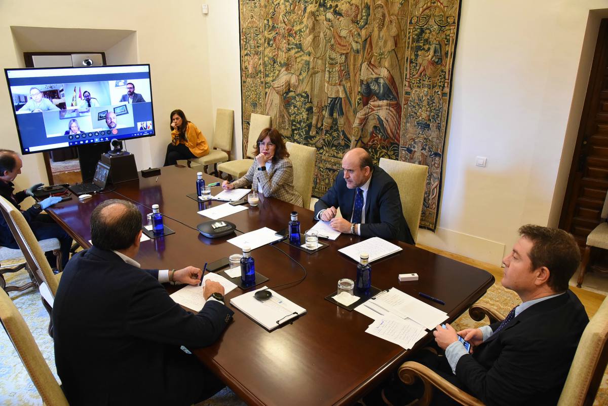 Videoconferencia de Emiliano García-Page con los grupos políticos de las Cortes de CLM.