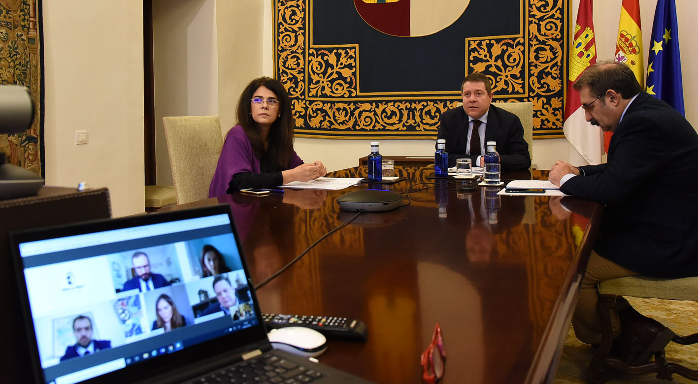 Reunión mediante videoconferencia entre el presidente de CLM y el consejero de Sanidad con los farmacéuticos de la comunidad autónoma.