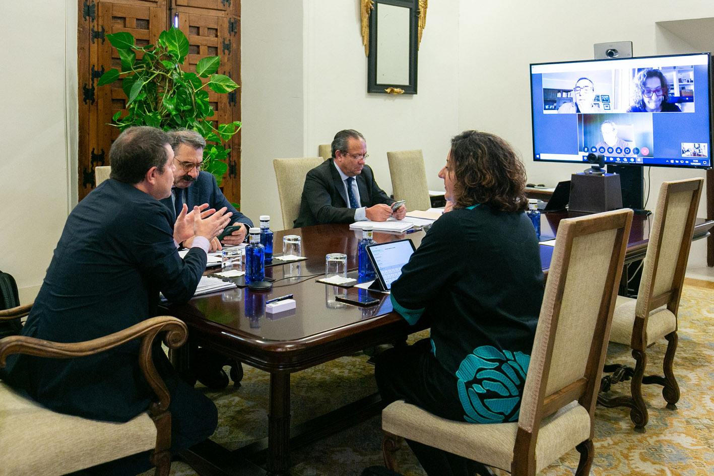 Page y varios miembros de su Gobierno, durante la reunión por videoconferencia con empresarios y sindicalistas.