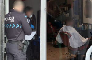 La Policía Local de Toledo pilló una peluquería abierta en el barrio de Palomarejos, con el cierre bajado pero con dos clientes dentro. Fueron denunciados tanto el peluquero como los clientes.