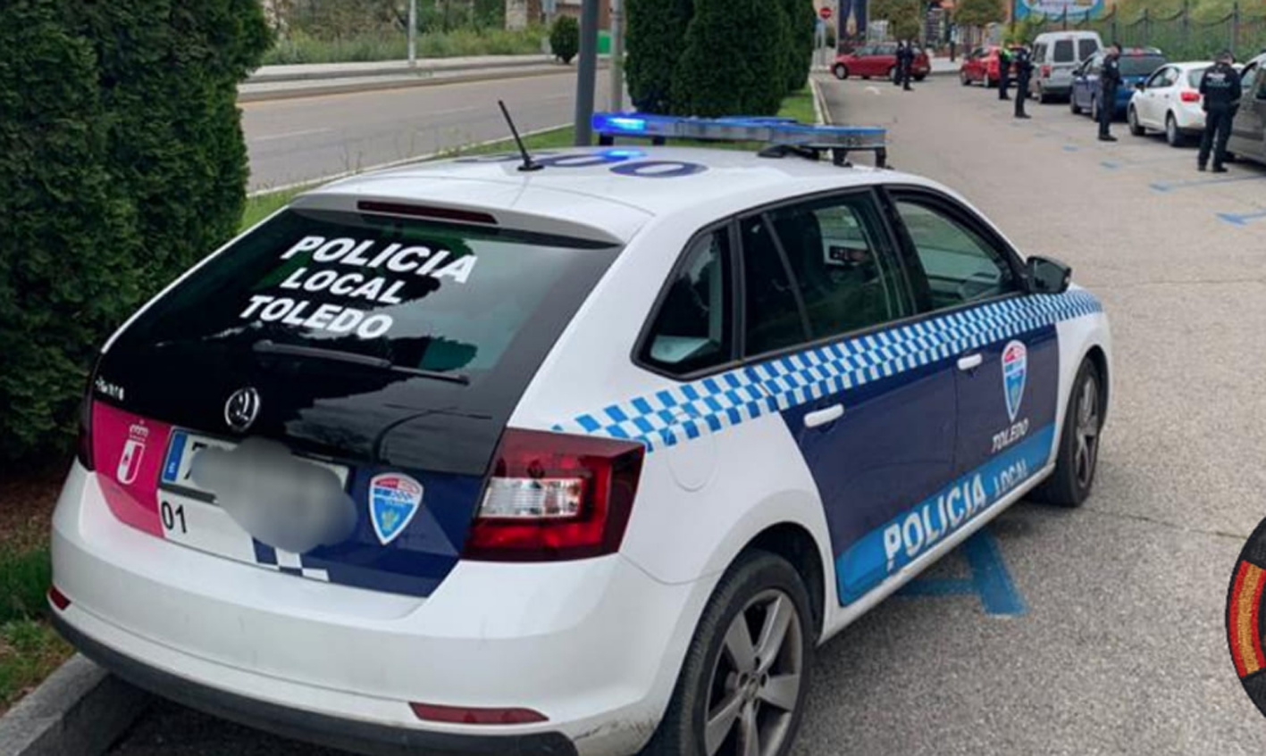 Un vehículo de la Policía Local de Toledo, durante uno de los controles de desplazamiento que realiza durante el estado de alarma.