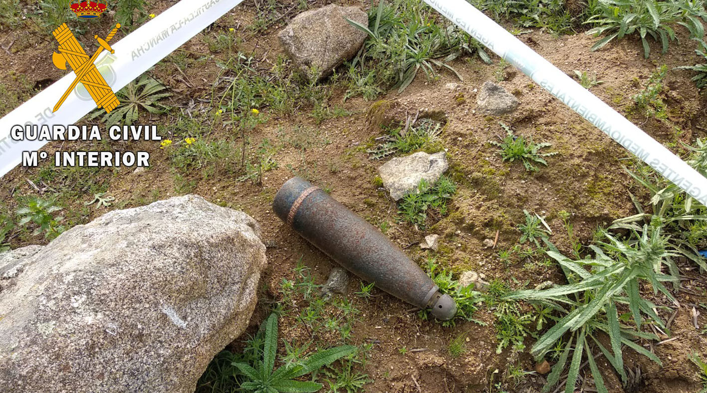 Uno de los proyectiles de la Guerra Civil hallados en el medio rural por Agentes Medioambientales.