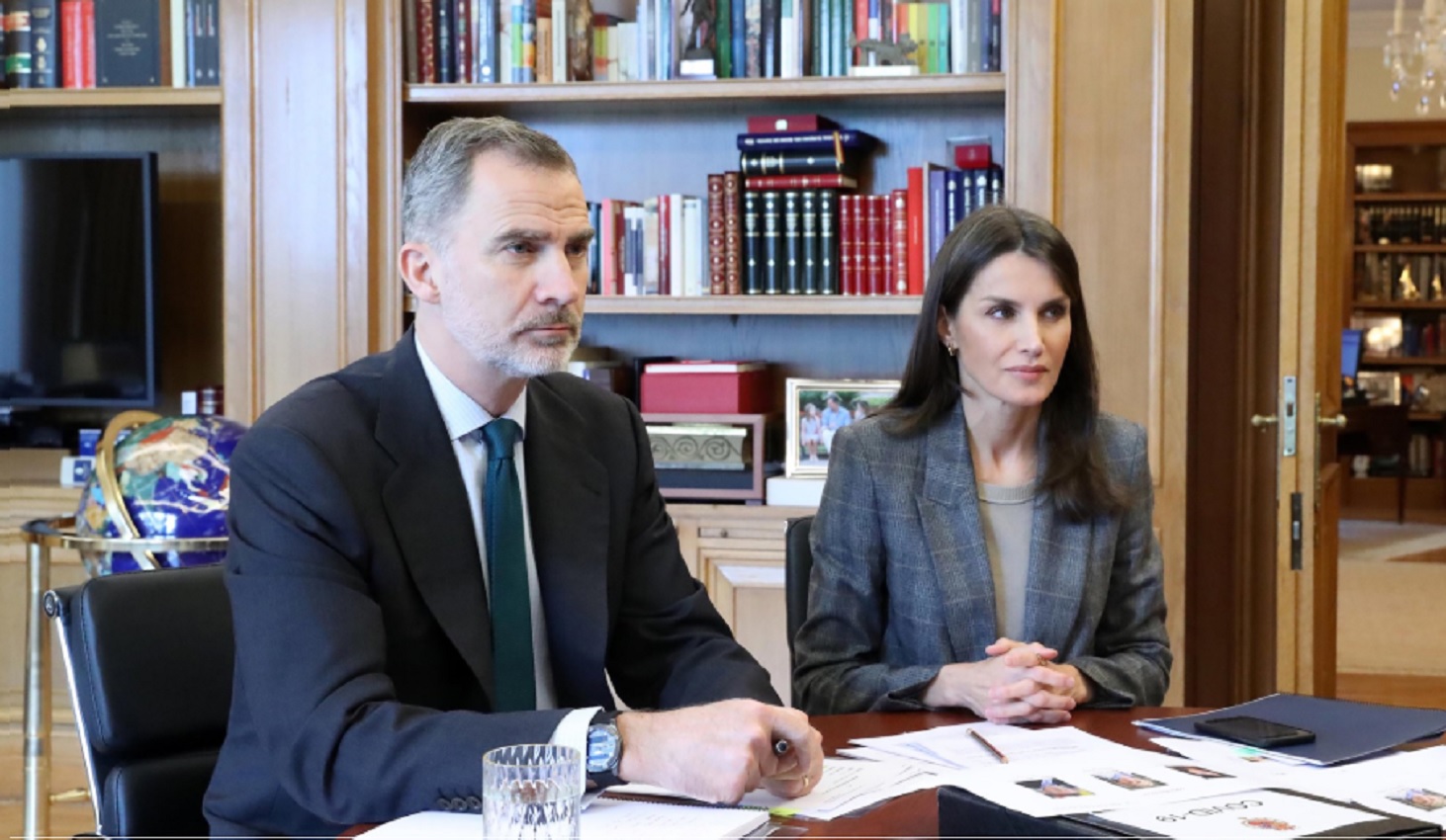 Los reyes Felipe VI y Letizia durante una videollamada esta semana.