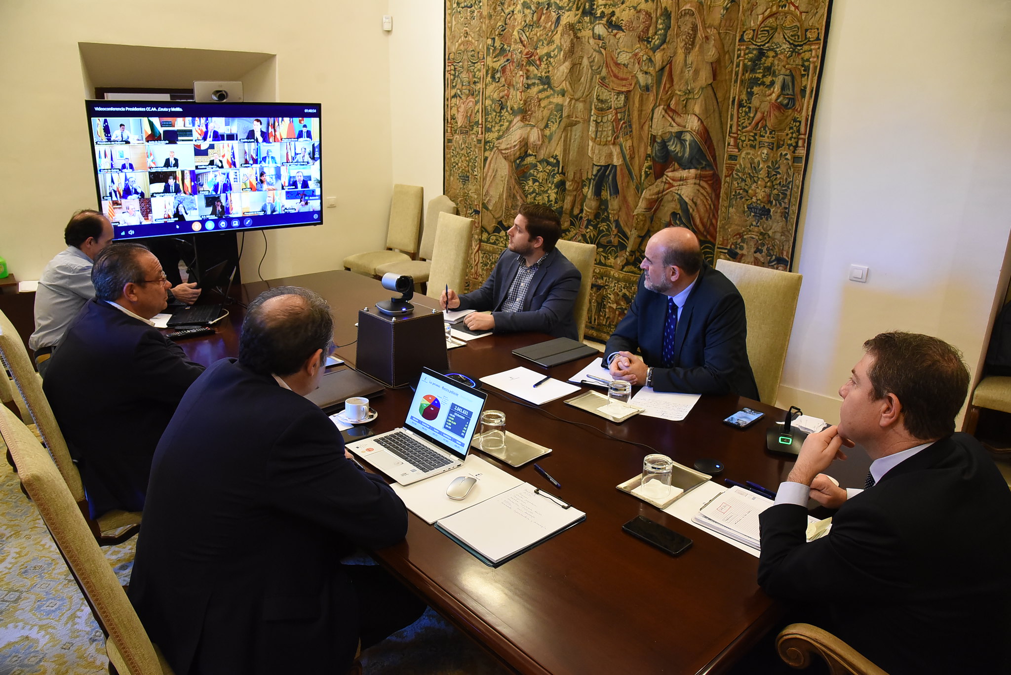 Reunión de presidentes autonómicos con Sánchez. En la imagen, Emiliano García-Page y parte de su equipo de Gobierno asistiendo a la reunión online.