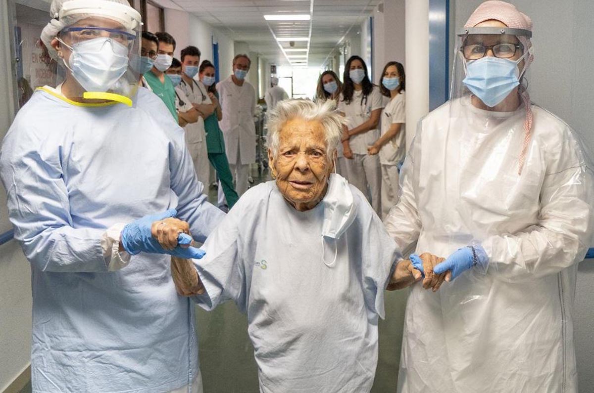 La anciana, saliendo del hospital de Guadalajara tras superar el coronavirus