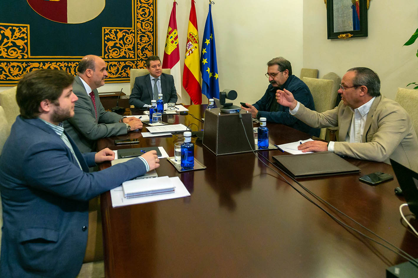 El Gobierno de CLM durante la videoconferencia de presidentes con Pedro Sánchez.