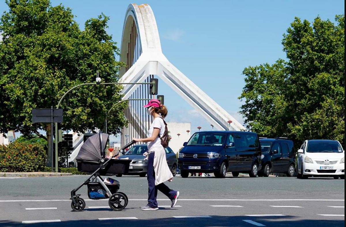 Una mujer paseo a su bebé un día después de la primera medida de desconfinamiento