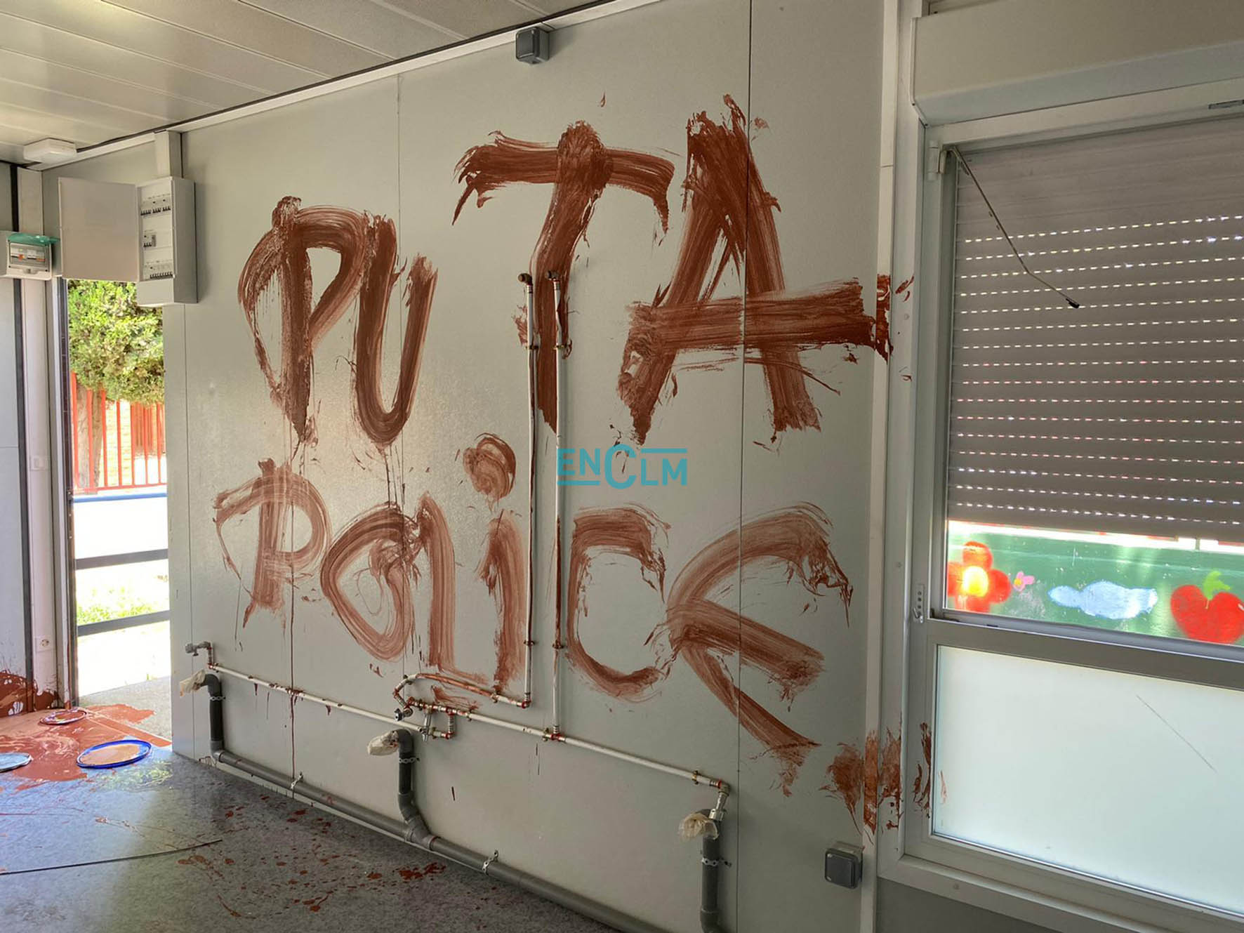 Imagen de una de las pintadas que realizaron contra la Policía en el colegio Ciudad de Aquisgrán.