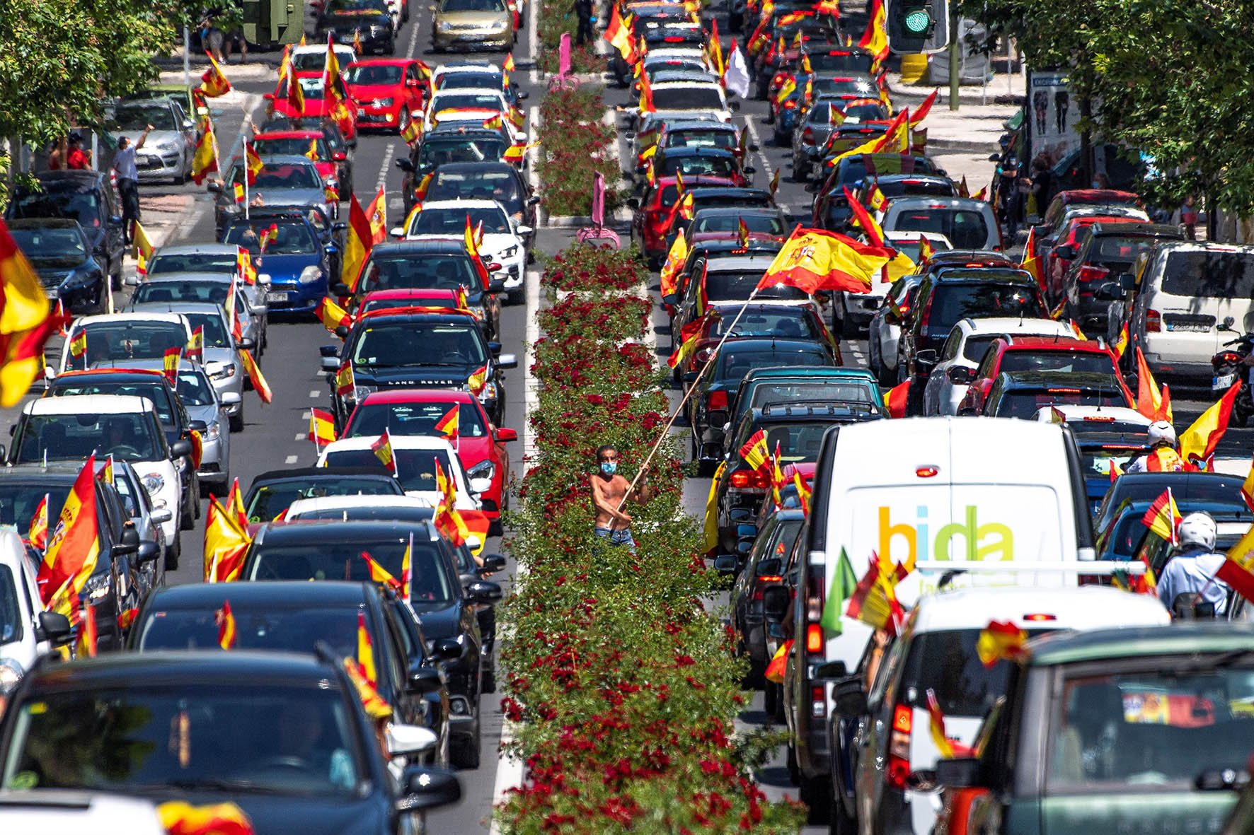 Los coches que se han manifestado por la avenida de la Reconquista, en Toledo.