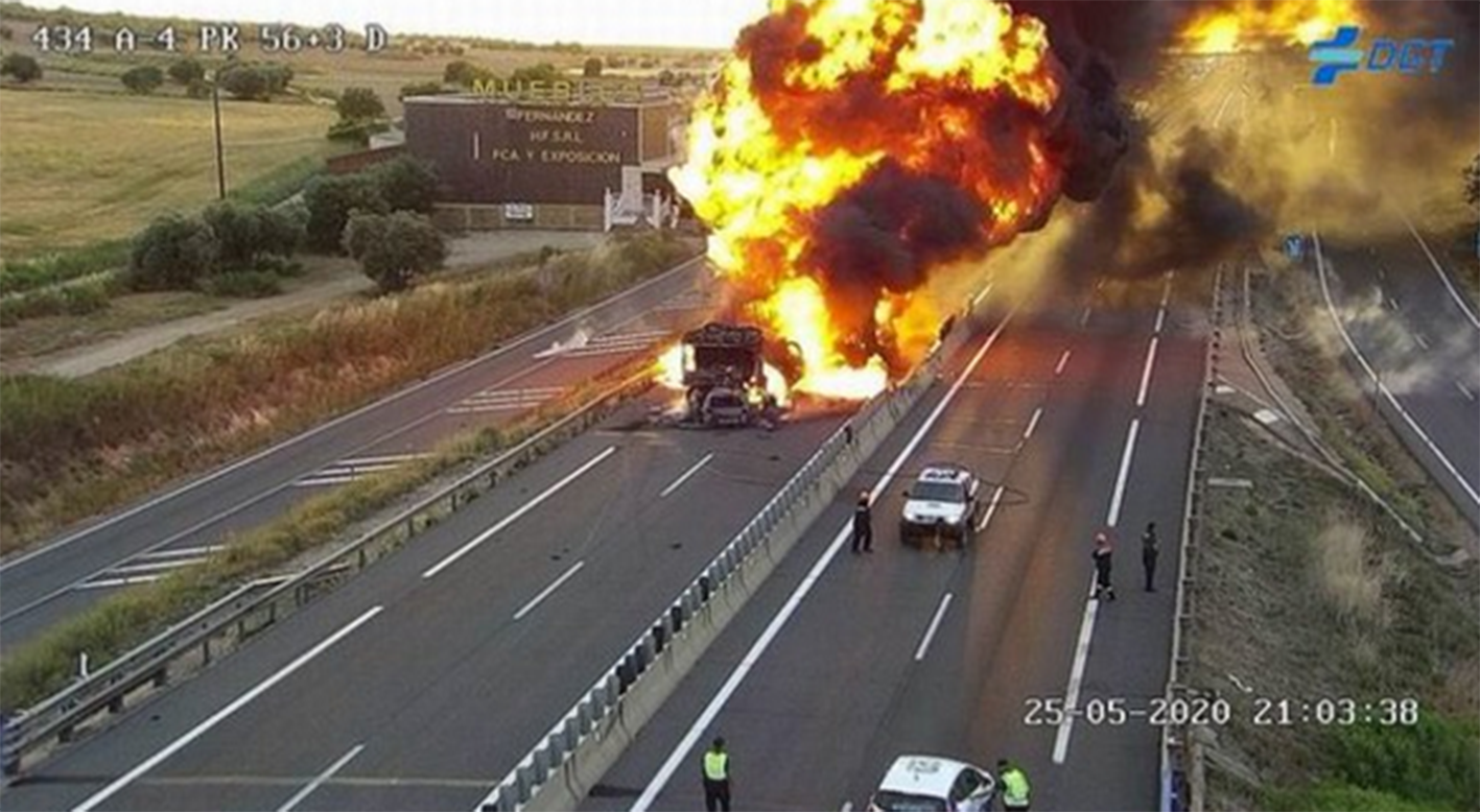 El coche se ha empotrado en el camión y ha provocado una enorme llamarada.