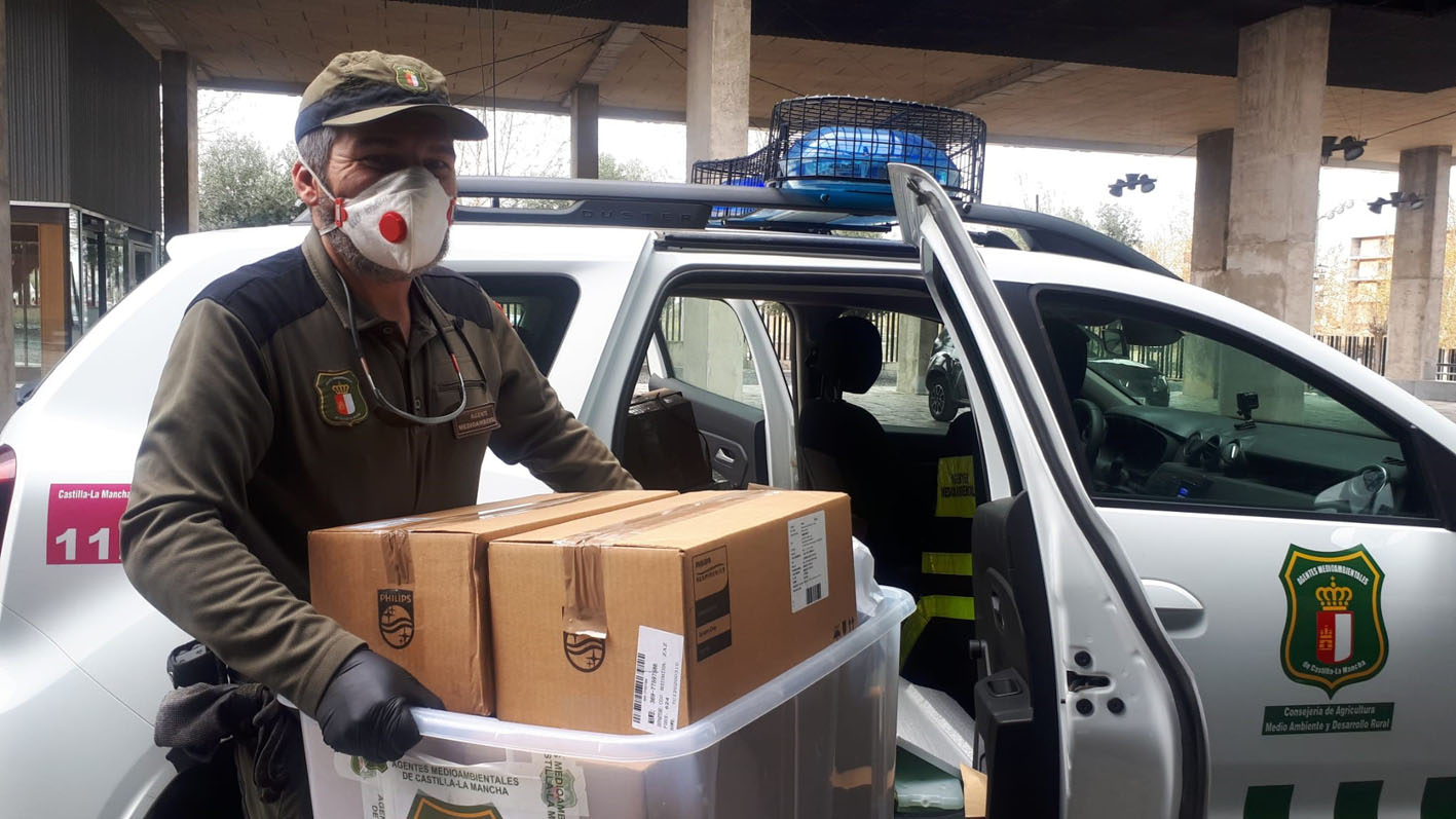 Un agente medioambiental, ayudando en la labor de entregar medicamentos en los domicilios particulares y en hospitales.