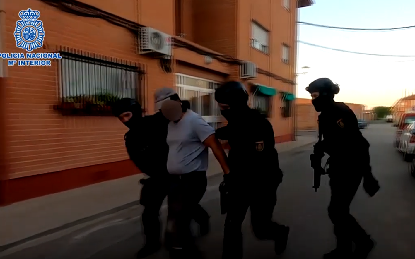 En la imagen, uno de los cuatro detenidos en la operación antiyihadista que tuvo lugar el miércoles 20 en Bolaños de Calatrava (Ciudad Real).