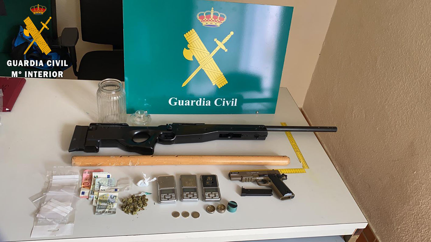 La Guardia Civil se incautó de una escopeta y una pistola de aire comprimido y distintas cantidades de cocaína y marihuana.