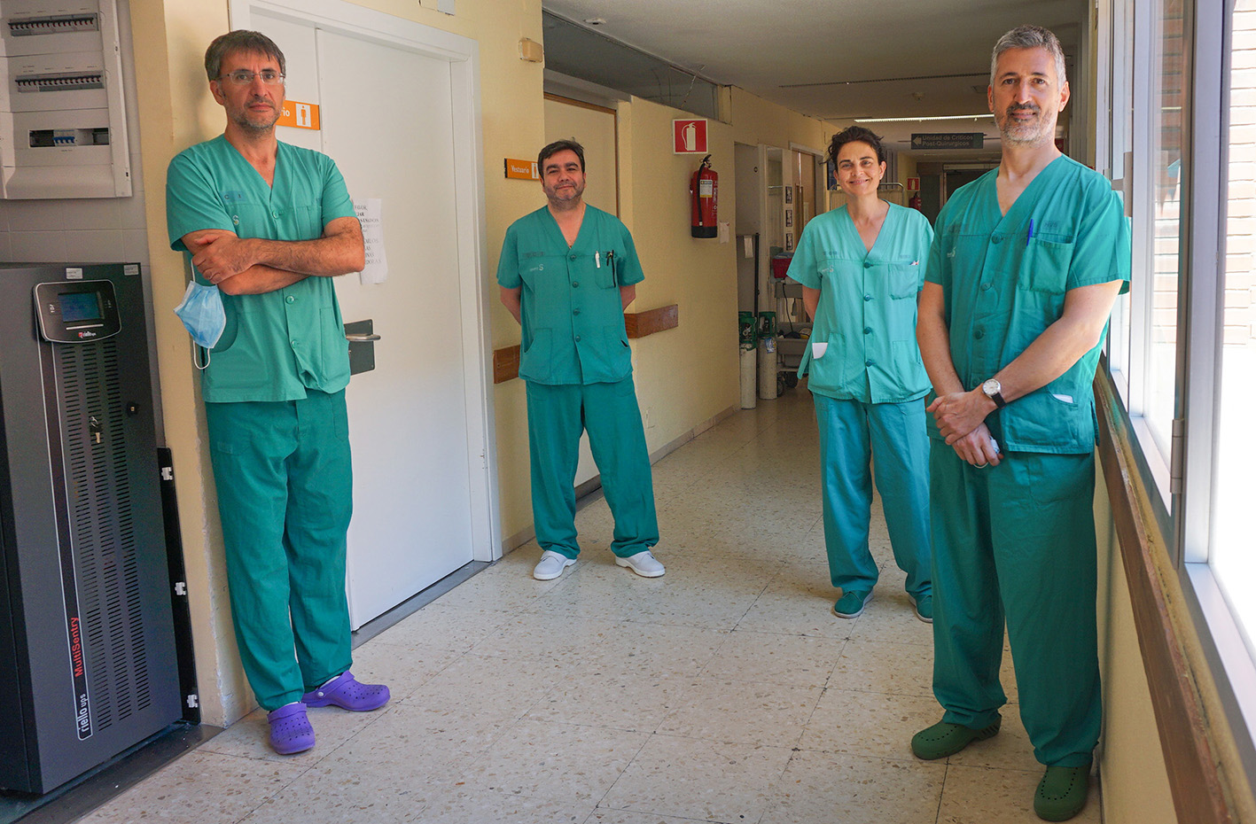 Gonzalo Hernández, a la derecha, junto a Luis Marina, Ismael López del Toro y María José Sánchez Carretero, intensivistas del hospital de Toledo.