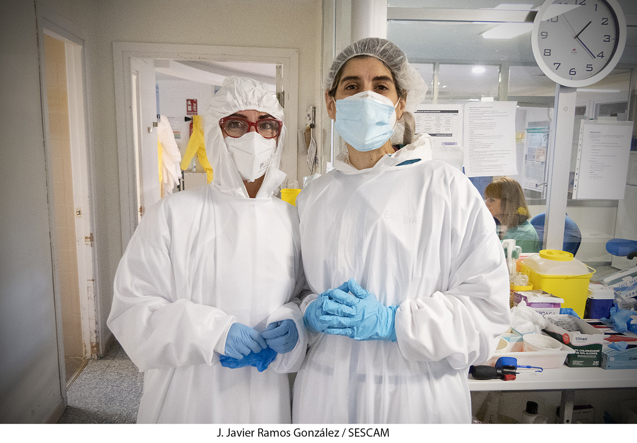 Imagen de archivo de dos profesionales en el Hospital de Guadalajara. Día de Castilla-La Mancha