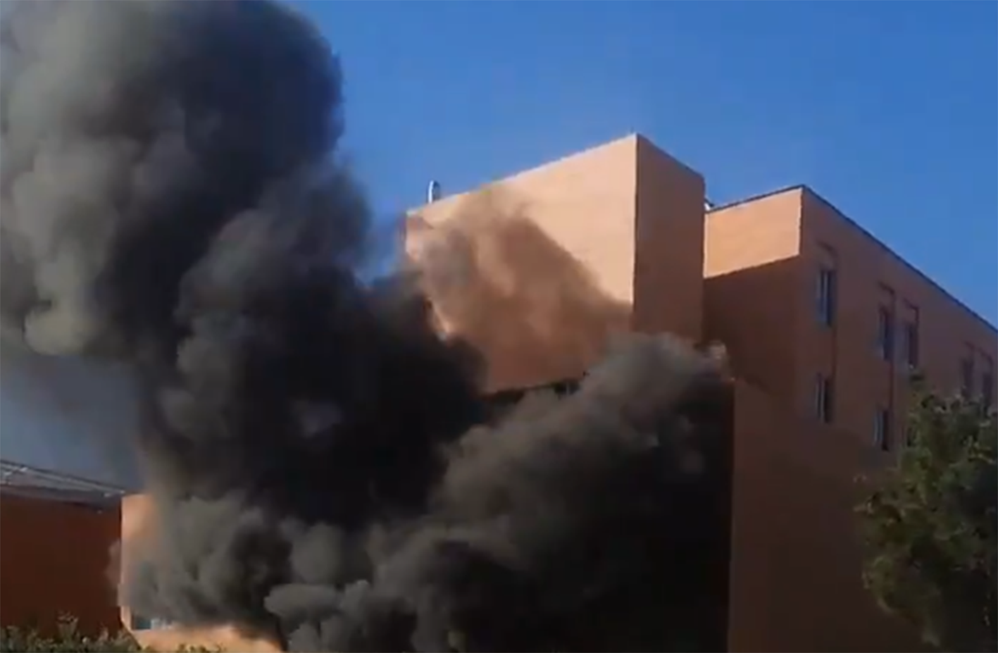 Una enorme humareda salía del edificio de Urgencias en el hospital de Hellín (Albacete).